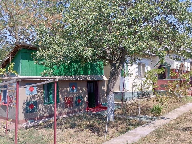 Casă cu 4 camere cu Teren 2800 Mp în Mozăceni