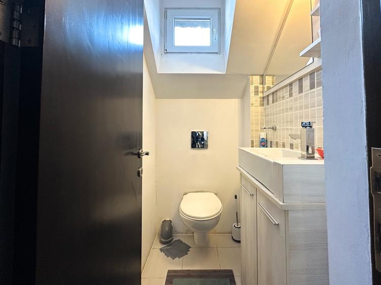 Apartament cu 5 camere decomandat, mobilat în Dacia
