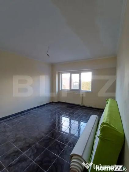 Apartament cu 3 camere semidecomandat în Câmpia Turzii