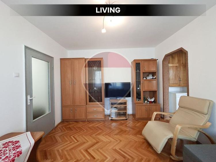 Apartament cu 3 camere semidecomandat, mobilat în Central