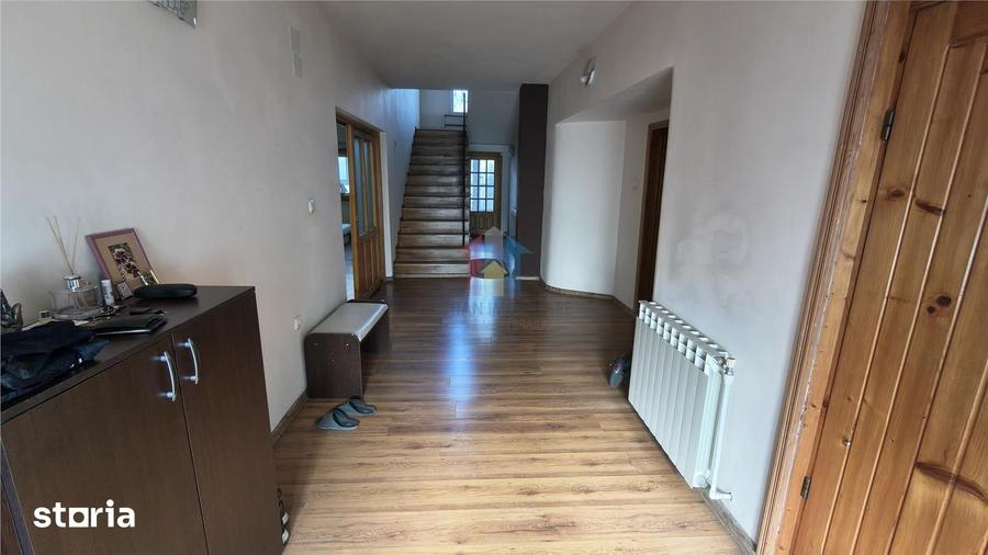 Casă cu 6 camere cu Teren 300 Mp în Tineretului