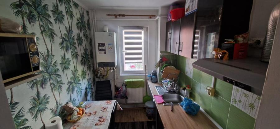 Apartament cu 3 camere semidecomandat, mobilat în Craiovița Nouă