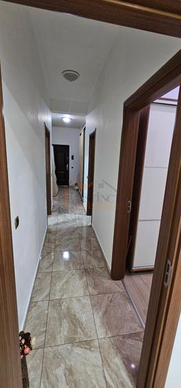 Apartament cu 3 camere decomandat în Tractorul