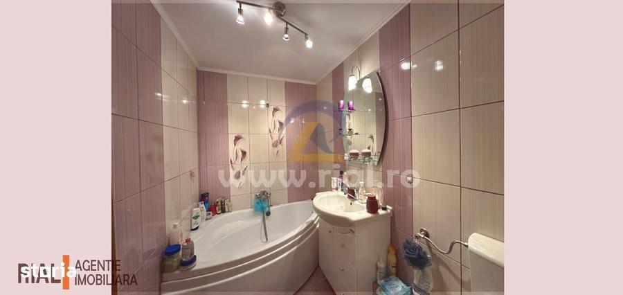 Apartament cu 3 camere decomandat în Vitrometan