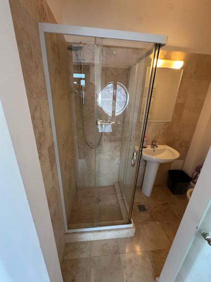 Apartament cu 3 camere semidecomandat, mobilat în Romană