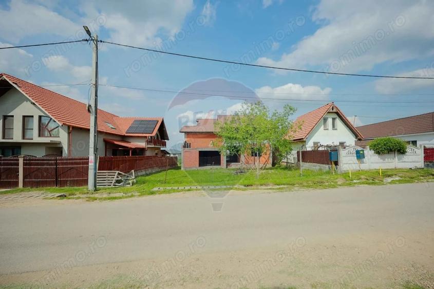 Casă cu Teren 1013 Mp în Cordău