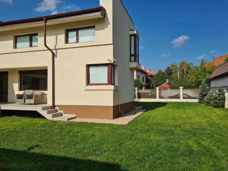 Casă individuală cu 6 camere cu Canalizare în Băneasa