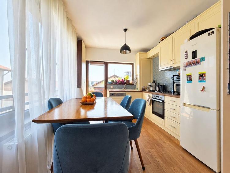 Apartament cu 3 camere semidecomandat, mobilat în Bună Ziua
