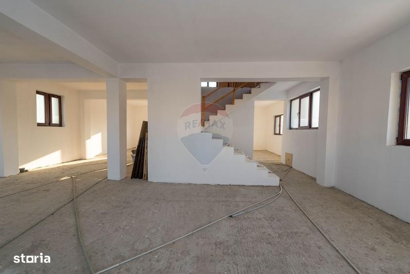 Casă cu 4 camere cu Teren 400 Mp în Central