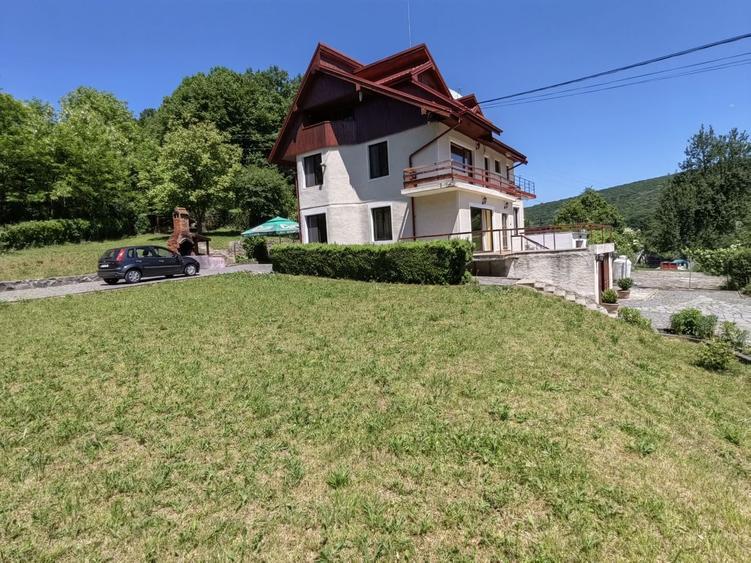 Casă individuală cu 4 camere cu Canalizare în Vâlcele