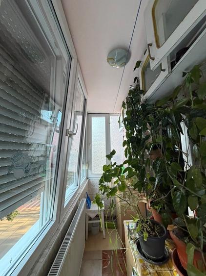 Apartament cu 3 camere semidecomandat în Giarmata
