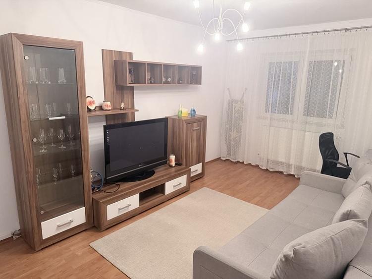 Apartament cu 3 camere decomandat în Nicolina