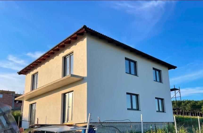 Casă individuală cu 5 camere cu Teren 250 Mp în Șura Mare