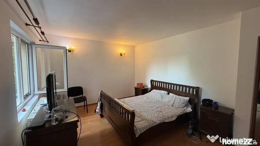 Casă cu 5 camere cu Teren 199 Mp în Roșu