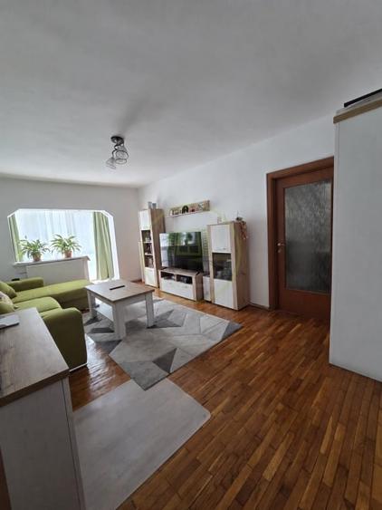 Apartament cu 2 camere semidecomandat, mobilat în Craiovița Nouă