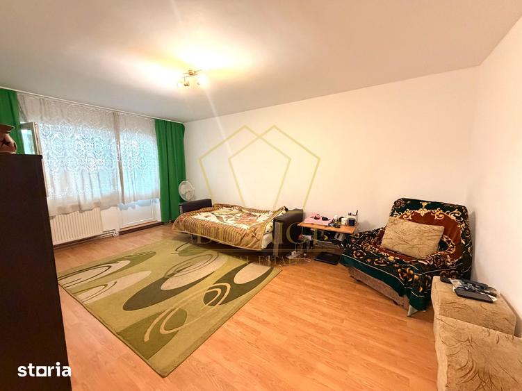 Apartament cu 4 camere decomandat în Lipovei