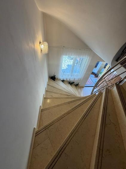 Casă cu 6 camere cu Teren 400 Mp în Fundeni