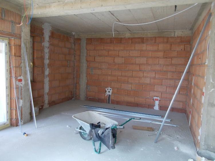Casă cu 4 camere cu Teren 300 Mp în Dumbrăvița