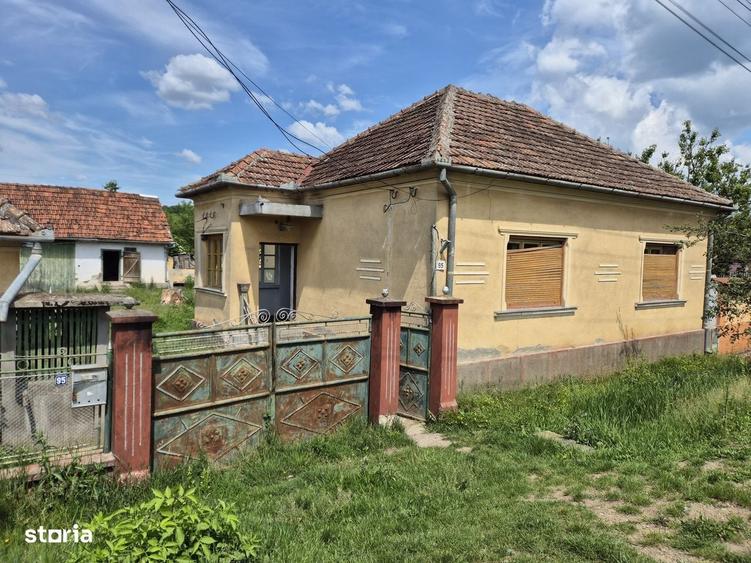 Casă cu 4 camere cu Teren 864 Mp în Bârzava