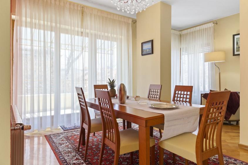 Apartament cu 8 camere semidecomandat, mobilat în Capitale