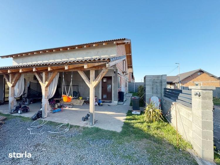Casă cu 5 camere cu Teren 504 Mp în Sânmihaiu Român