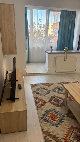 Apartament cu 3 camere semidecomandat în Vlahuță