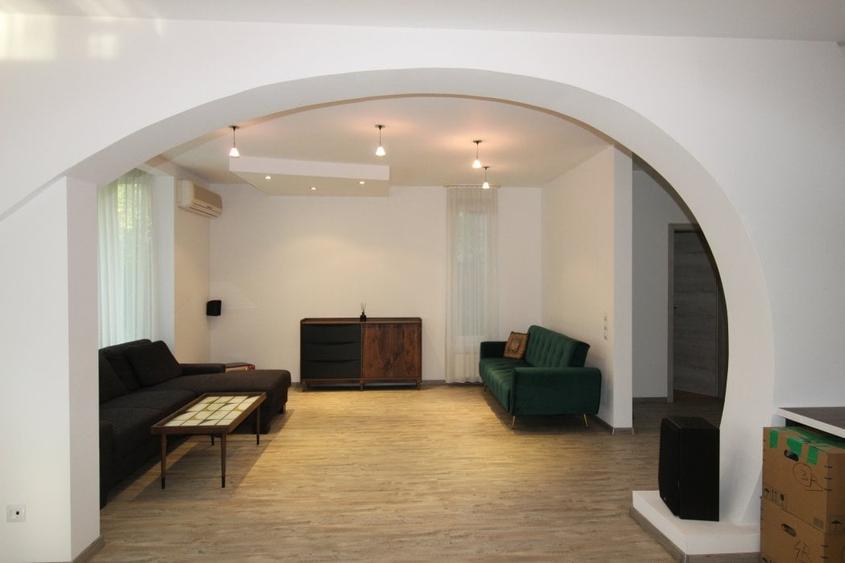 Casă cu 6 camere cu Teren 1064 Mp în Ostratu