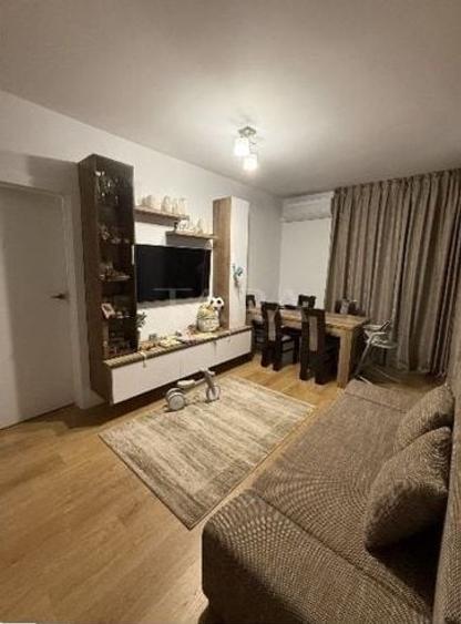 Apartament cu 3 camere semidecomandat, mobilat în Florești