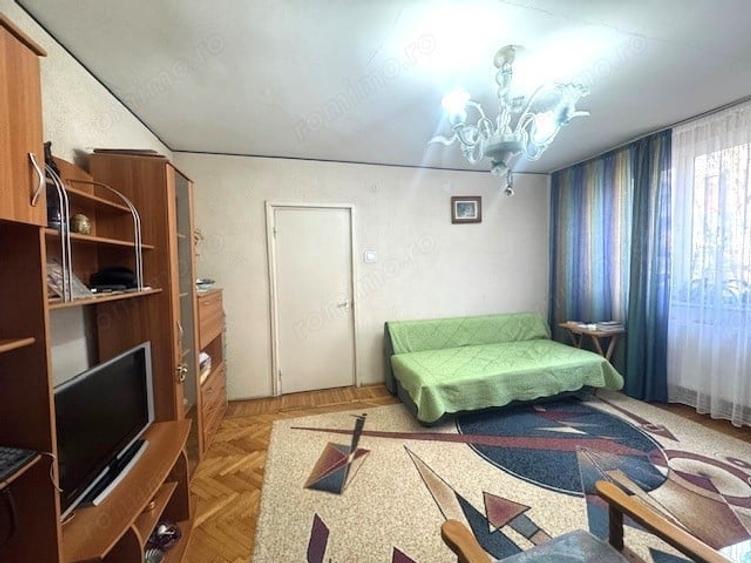 Apartament cu 3 camere semidecomandat în Central