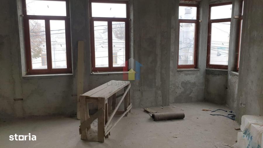 Casă cu 10 camere cu Teren 466 Mp în Ultracentral