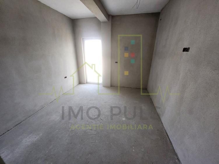 Apartament cu 3 camere semidecomandat în Girocului