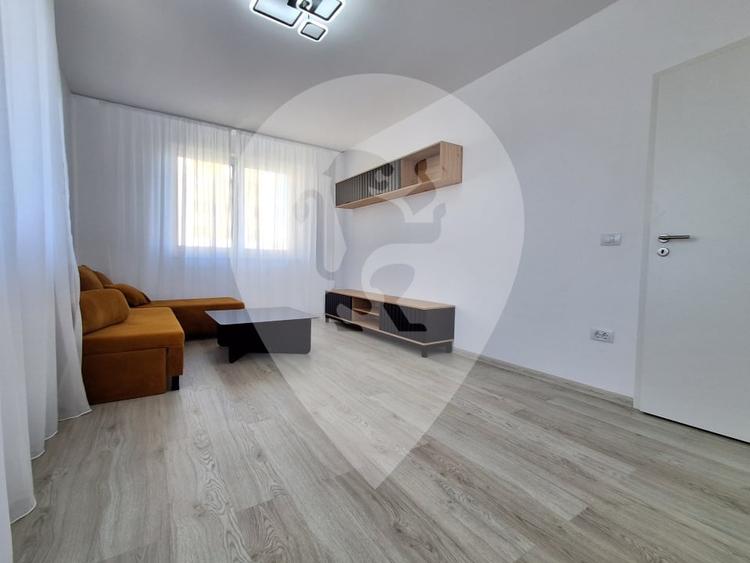 Apartament cu 3 camere decomandat în Tractorul