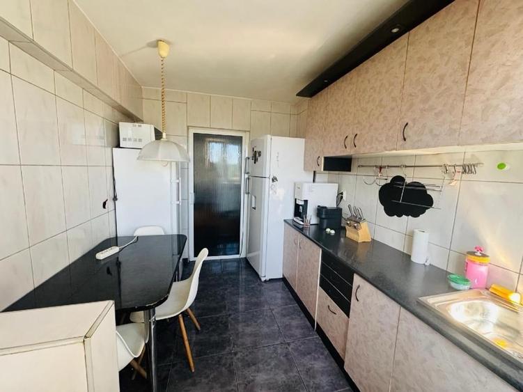 Apartament cu 3 camere decomandat, mobilat în Titan