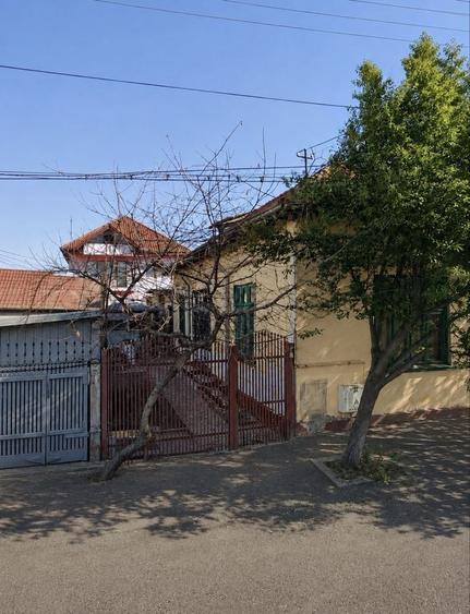 Casă cu 4 camere în 1 Decembrie