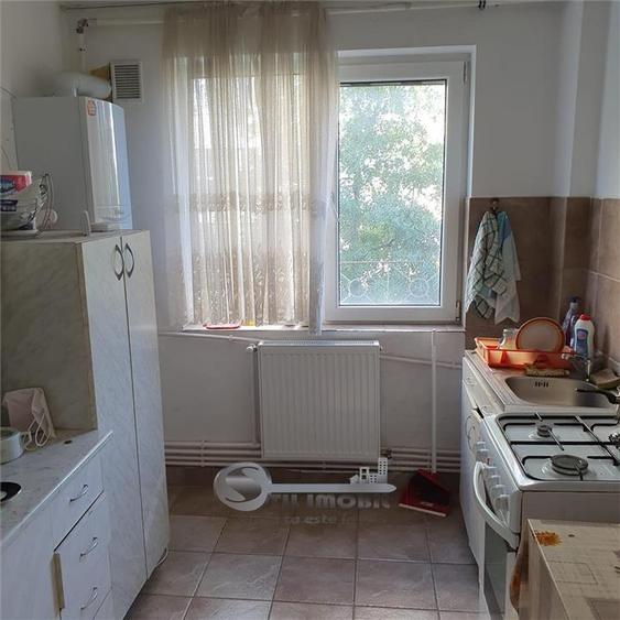 Apartament cu 3 camere decomandat în Podu Roș