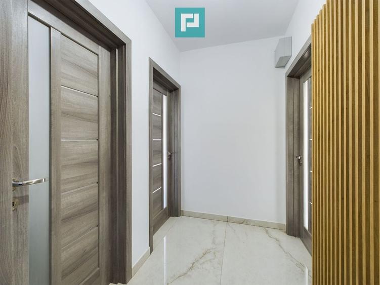 Penthouse cu 3 camere decomandat, mobilat în Central