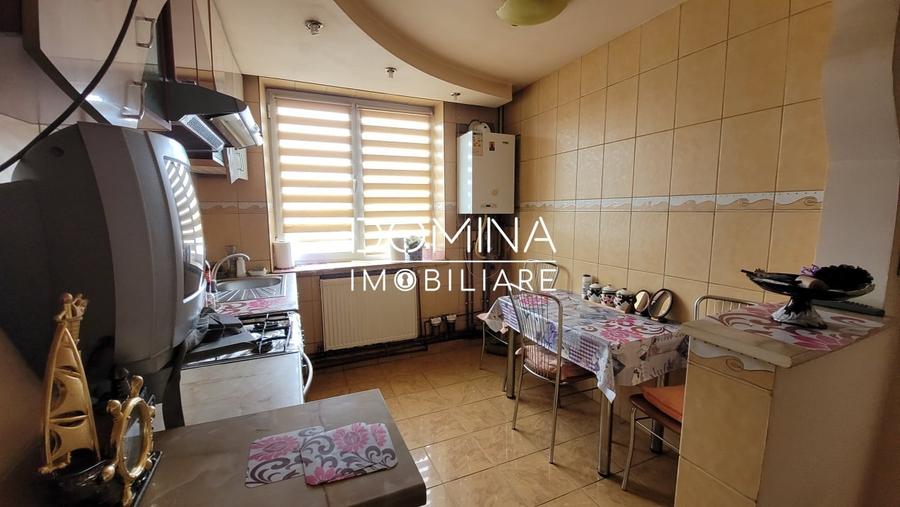 Apartament cu 3 camere semidecomandat, mobilat în Central