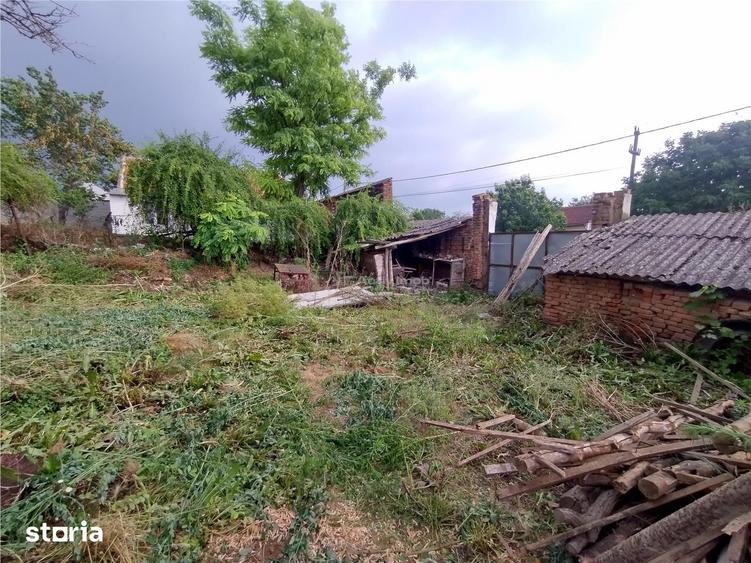 Casă cu 7 camere cu Teren 546 Mp în Socol