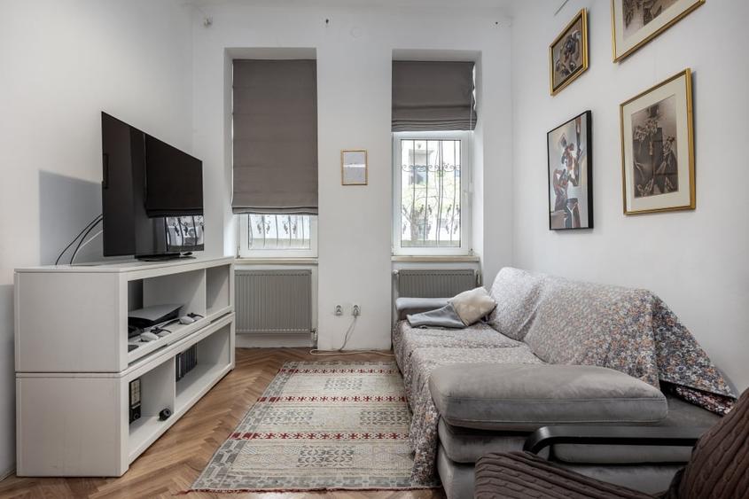 Apartament cu 6 camere circular, mobilat în P-ța Victoriei
