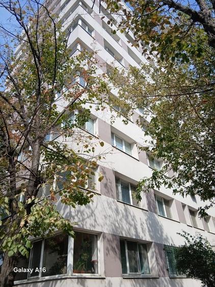 Apartament cu 3 camere semidecomandat în Gorjului