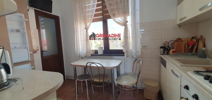 Apartament cu 2 camere decomandat în Tractorul