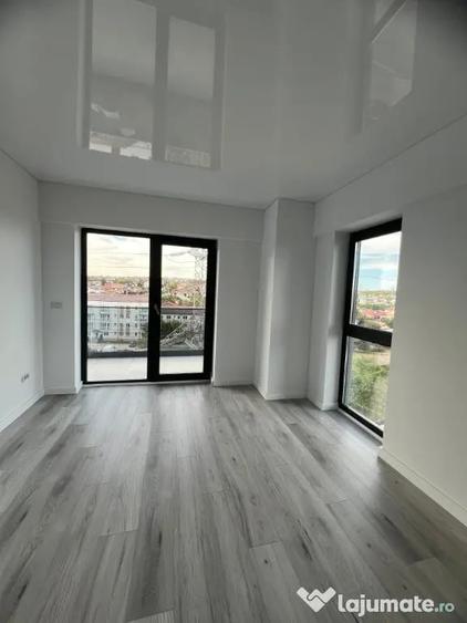 Apartament cu 7 camere decomandat în Nicolina