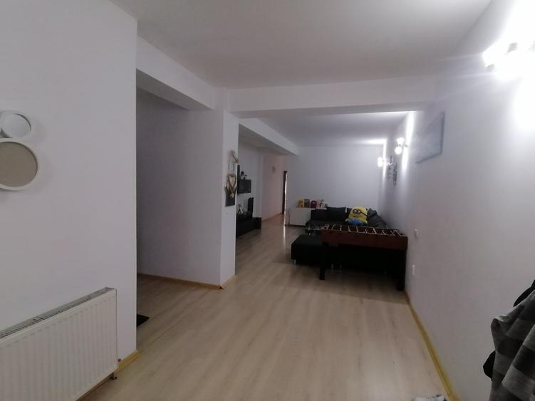 Apartament cu 4 camere decomandat, mobilat în Est