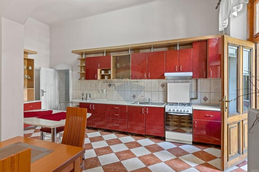 Apartament cu 3 camere semidecomandat, mobilat în Boul Roșu