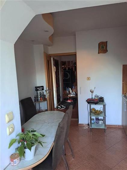 Apartament cu 3 camere decomandat în Lipovei