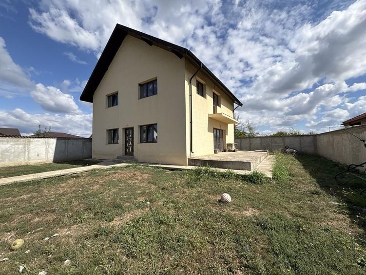Casă cu 4 camere în Dumbrăveni