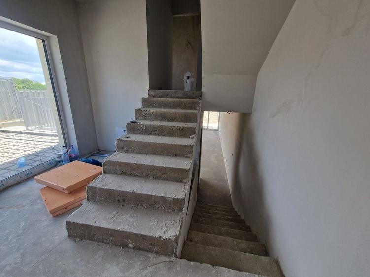 Duplex cu 5 camere cu Canalizare în Iris