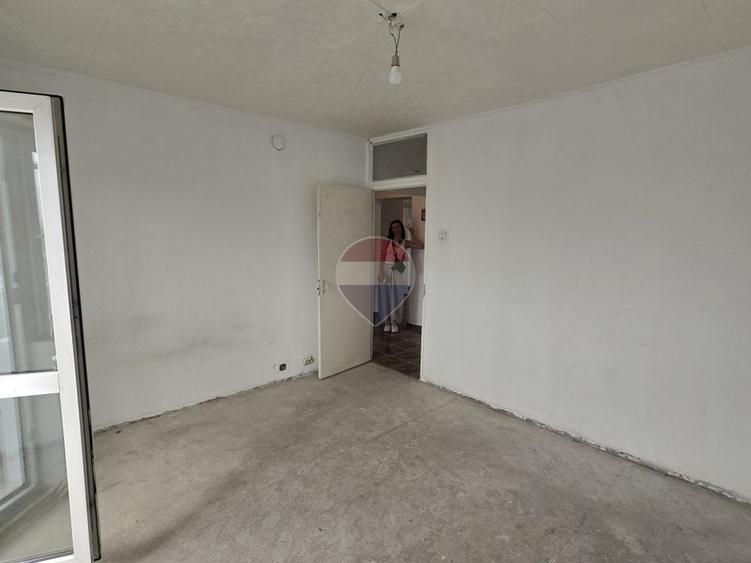 Apartament cu 3 camere decomandat în Berceni