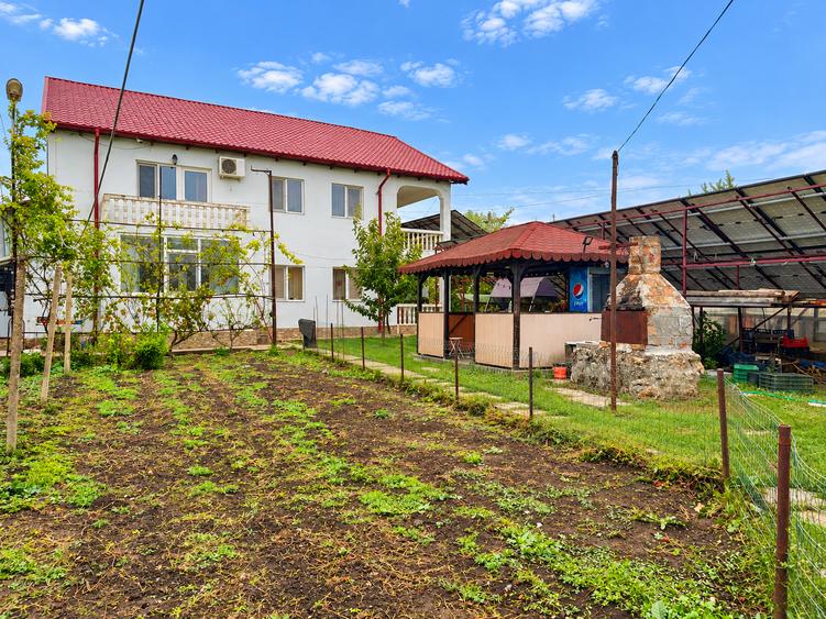 Casă individuală cu 6 camere cu Canalizare în Valu lui Traian