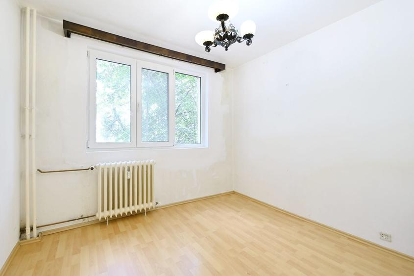 Apartament cu 3 camere semidecomandat în Titan